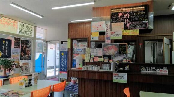 発寒かねしげ鮮魚店の食堂部分