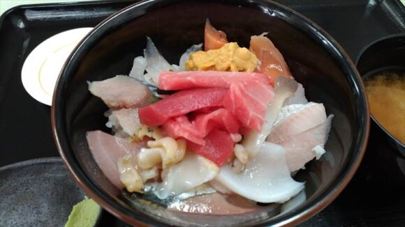 発寒かねしげ鮮魚店の海鮮丼