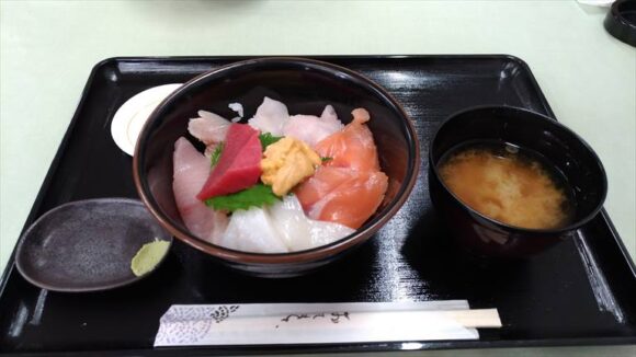 発寒かねしげ鮮魚店の海鮮丼