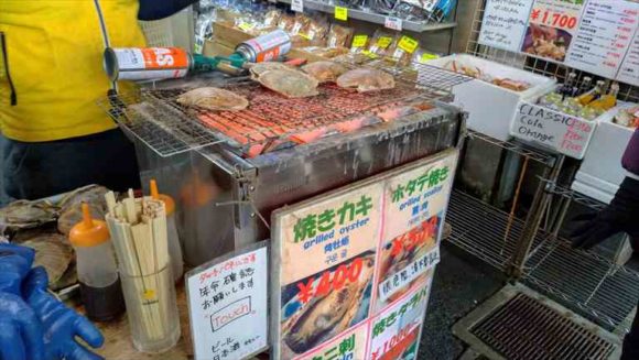 二条市場で牡蠣・ホタテの食べ歩き