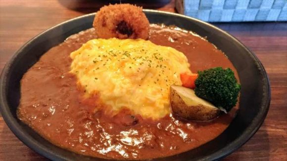 エイトカレーにメンチカツトッピング