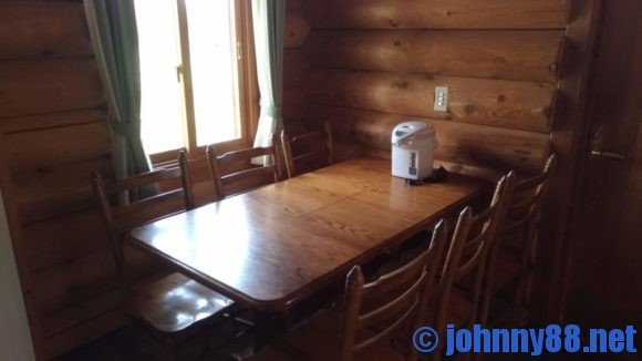 オートリゾート苫小牧アルテンのログハウス6人用食卓テーブル