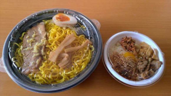 フードデリバリーサービスで注文したラーメン空の味噌ラーメン