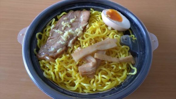 フードデリバリーサービスで注文したラーメン空の味噌ラーメン