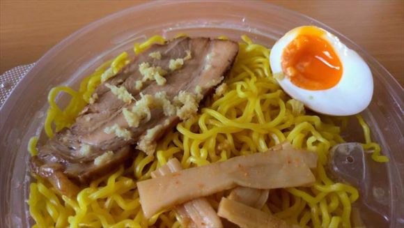 フードデリバリーサービスで注文したラーメン空の味噌ラーメン