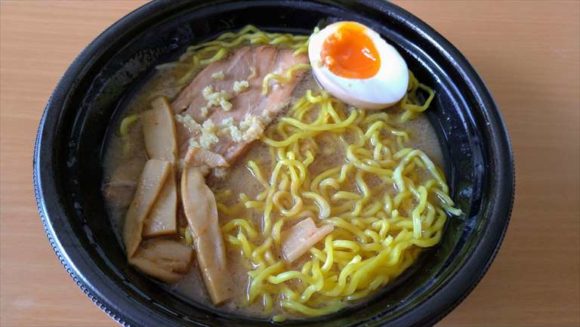 フードデリバリーサービスで注文したラーメン空の味噌ラーメン