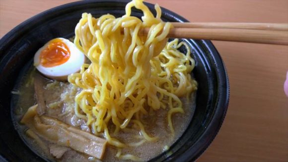 フードデリバリーサービスで注文したラーメン空の味噌ラーメン