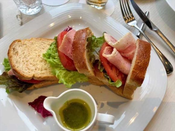 ANAクラウンプラザホテルカフェミナモのサンドイッチ