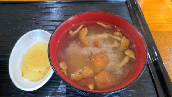 帯広豚丼専門店「とんび」のなめこの味噌汁