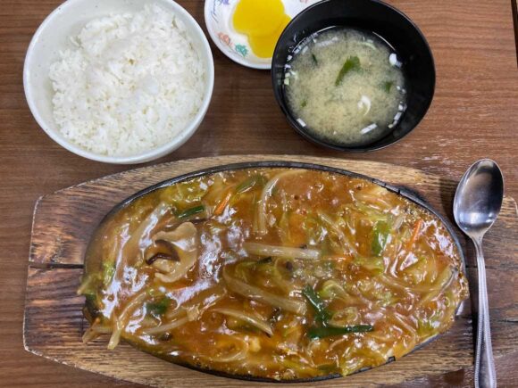 大衆中華 珍萬（札幌北区）おすすめ①スタミナジュージュー（玉子入り）