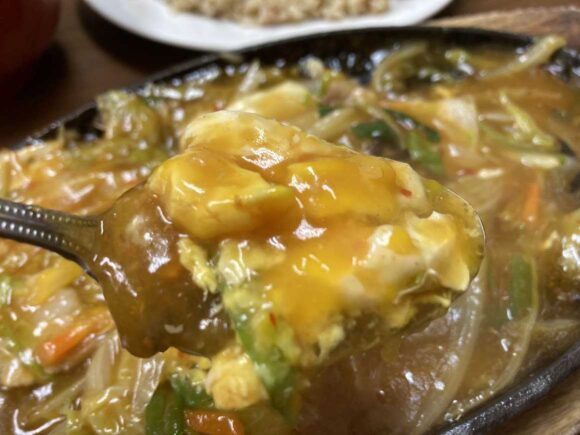大衆中華 珍萬（札幌北区）おすすめ①スタミナジュージュー（玉子入り）