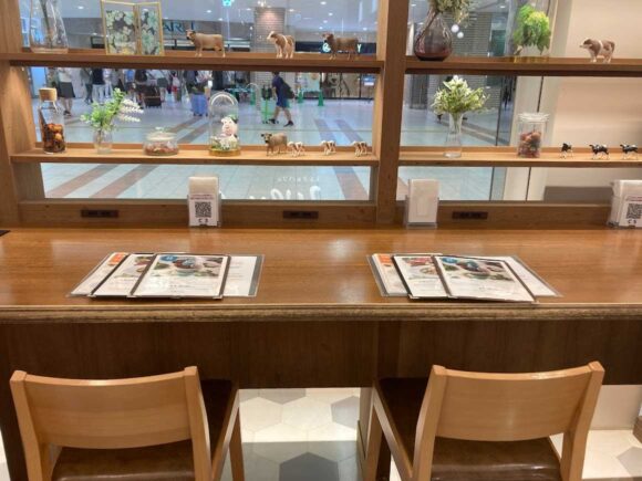 よつ葉ホワイトコージステラプレイス店の店内