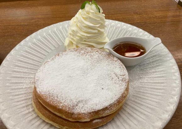 よつ葉ホワイトコージ（札幌）おすすめパンケーキ②よつ葉の贅沢ホイップクリームパンケーキ てん菜糖蜜添え