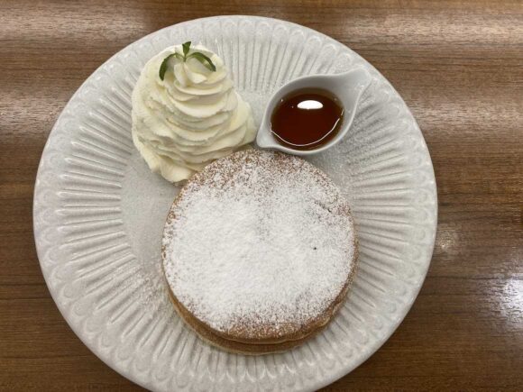 よつ葉ホワイトコージ（札幌）おすすめパンケーキ②よつ葉の贅沢ホイップクリームパンケーキ てん菜糖蜜添え