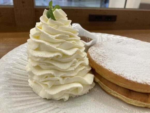 よつ葉ホワイトコージ（札幌）おすすめパンケーキ②よつ葉の贅沢ホイップクリームパンケーキ てん菜糖蜜添え