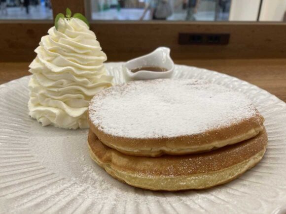 よつ葉ホワイトコージ（札幌）おすすめパンケーキ②よつ葉の贅沢ホイップクリームパンケーキ てん菜糖蜜添え
