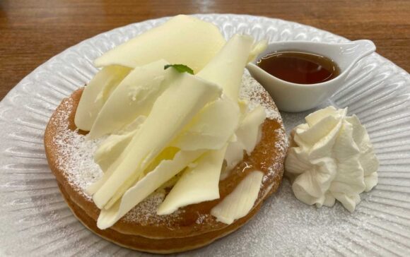 よつ葉ホワイトコージ（札幌）おすすめパンケーキ①よつ葉のふんわりけずりバターパンケーキ てん菜糖蜜添え