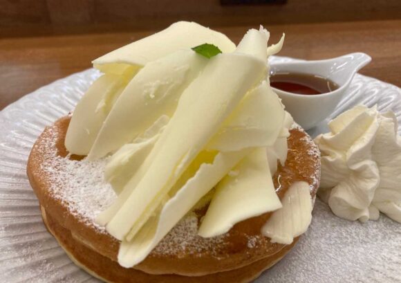 よつ葉ホワイトコージ（札幌）おすすめパンケーキ①よつ葉のふんわりけずりバターパンケーキ てん菜糖蜜添え