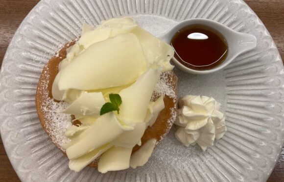 よつ葉ホワイトコージ（札幌）おすすめパンケーキ①よつ葉のふんわりけずりバターパンケーキ てん菜糖蜜添え