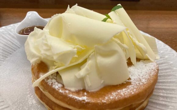 よつ葉ホワイトコージ（札幌）おすすめパンケーキ①よつ葉のふんわりけずりバターパンケーキ てん菜糖蜜添え