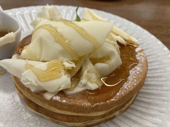 よつ葉ホワイトコージ（札幌）おすすめパンケーキ①よつ葉のふんわりけずりバターパンケーキ てん菜糖蜜添え