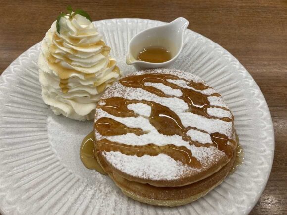よつ葉ホワイトコージ（札幌）おすすめパンケーキ②よつ葉の贅沢ホイップクリームパンケーキ てん菜糖蜜添え