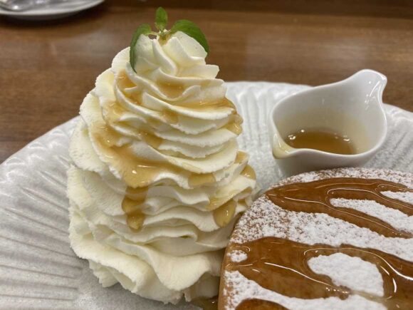 よつ葉ホワイトコージ（札幌）おすすめパンケーキ②よつ葉の贅沢ホイップクリームパンケーキ てん菜糖蜜添え