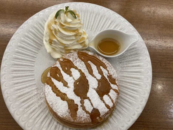よつ葉ホワイトコージ（札幌）おすすめパンケーキ②よつ葉の贅沢ホイップクリームパンケーキ てん菜糖蜜添え