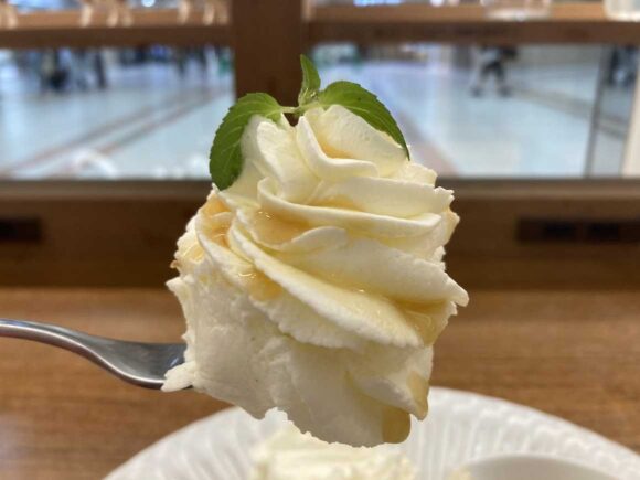 よつ葉ホワイトコージ（札幌）おすすめパンケーキ②よつ葉の贅沢ホイップクリームパンケーキ てん菜糖蜜添え