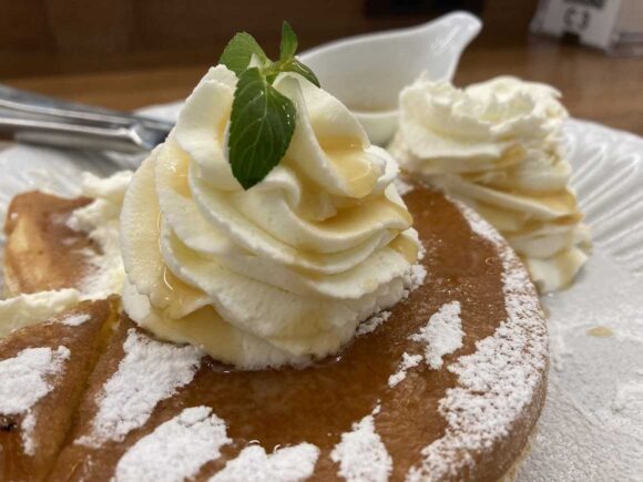 よつ葉ホワイトコージ（札幌）おすすめパンケーキ②よつ葉の贅沢ホイップクリームパンケーキ てん菜糖蜜添え