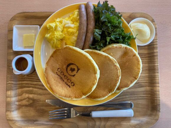 コッコテラス カフェおすすめ「スクランブルエッグとソーセージのパンケーキ」