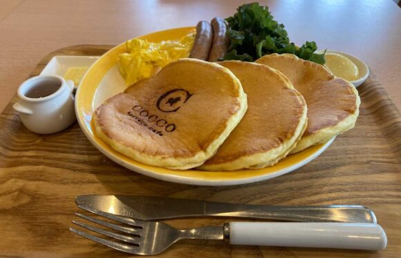 コッコテラス カフェおすすめ「スクランブルエッグとソーセージのパンケーキ」