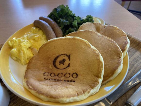 コッコテラス カフェおすすめ「スクランブルエッグとソーセージのパンケーキ」