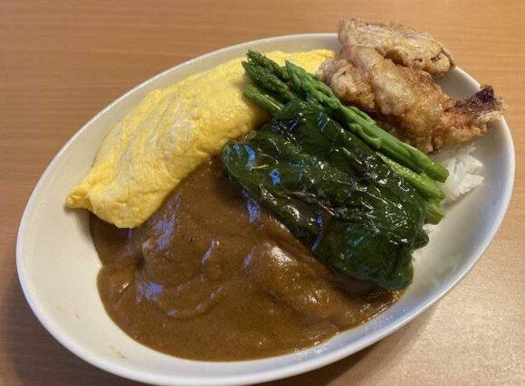 テイクアウトした「円山教授」のカレー