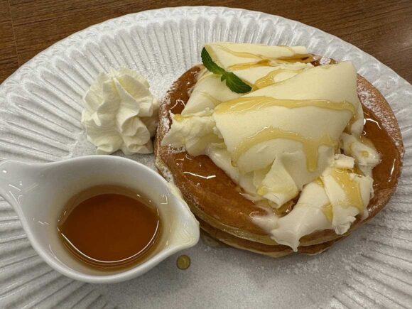 よつ葉ホワイトコージ（札幌）おすすめパンケーキ①よつ葉のふんわりけずりバターパンケーキ てん菜糖蜜添え