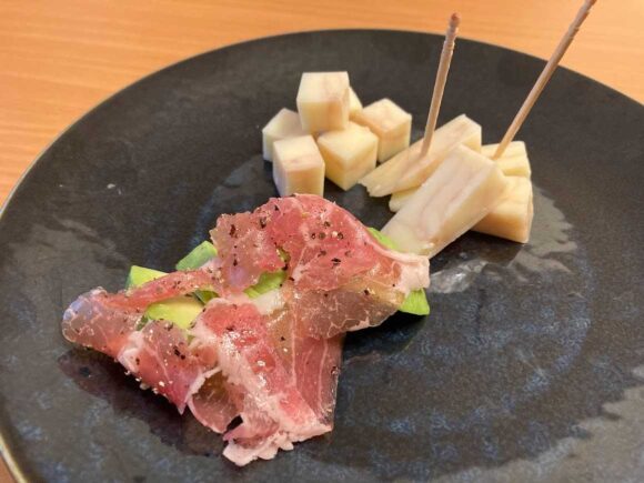 富良野チーズ工房2階直販コーナーの試食やおすすめ土産