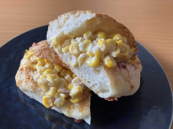どんぐり（DONGURI）おすすめ「炙りコーンのチーズチャバタ」（ココノススキノ店限定）
