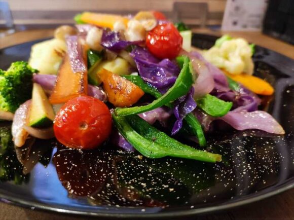 ニシジンカレー（札幌東区）おすすめ「真空瞬間蒸し彩り温野菜のサラダ」