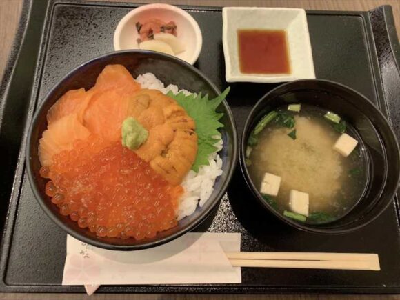 うにむらかみの三色丼