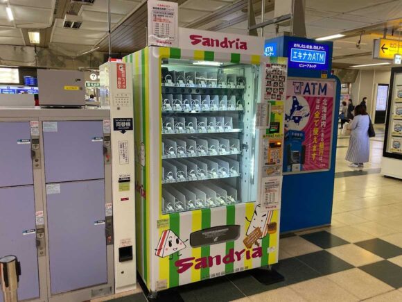 札幌駅構内にあるサンドリアのサンドイッチ自動販売機