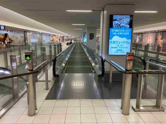 新千歳空港ガイド「空港ピアノや動く歩道がある2階連絡通路」