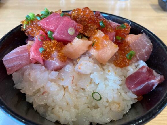 HAKOYA（はこや）函館空港店おすすめ人気「中トロ入り彩コロ丼」