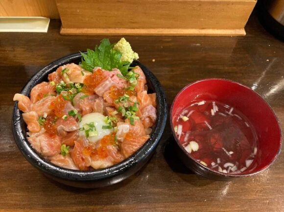 魚屋の台所（二条市場）おすすめ人気③ぶっかけ海鮮丼（別邸限定メニュー）