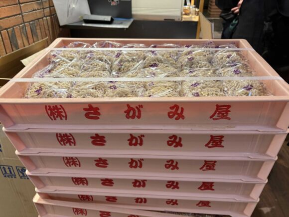 道産のルルロッソを使用した特注の札幌縮れ麺との相性も最高(さがみや製)