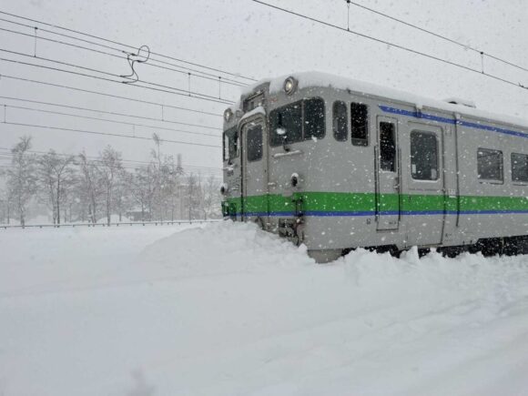 吹雪で雪に埋まった快速エアポート