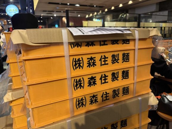 「麺」は札幌味噌ラーメンの定番ともいえる黄色い中太縮れ麺（森住製麺の特製麺）