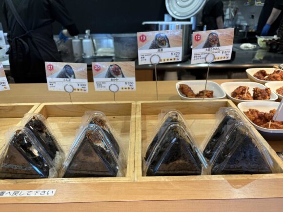 吟しゃり北海道(新千歳空港フードコート)のおにぎり