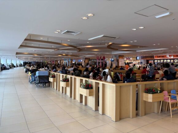 新千歳空港国内線ターミナル3階「フードコート」の様子