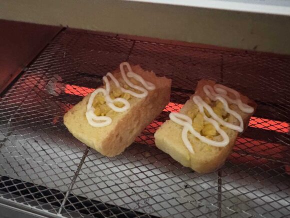 びえいのコーンぱんを再加熱+マヨネーズ（お好みでタバスコ）