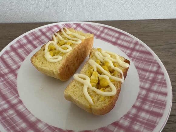 びえいのコーンぱんを再加熱+マヨネーズ（お好みでタバスコ）